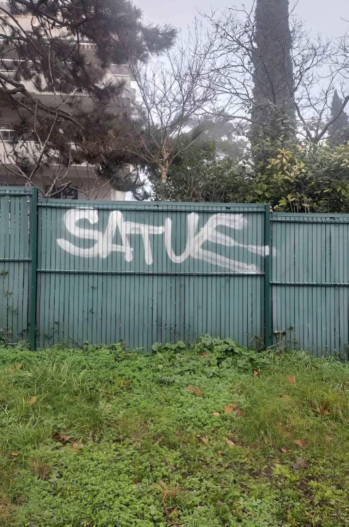 Clôture avec graffiti Auvergne Rhône Alpes