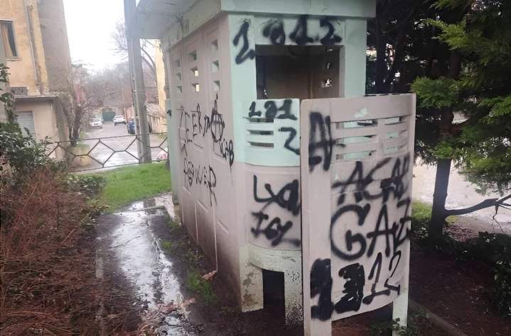 Extérieur WC recouvert de tags Auvergne Rhône Alpes