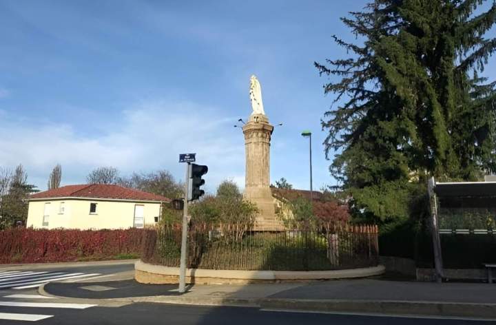 Monument colonne de pierre et statue madone entretenu Auvergne Rhône Alpes
