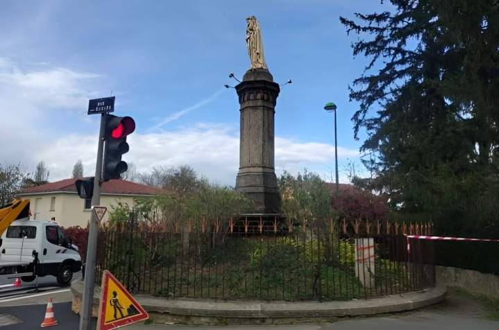 Monument colonne de pierre et statue madone Auvergne Rhône Alpes
