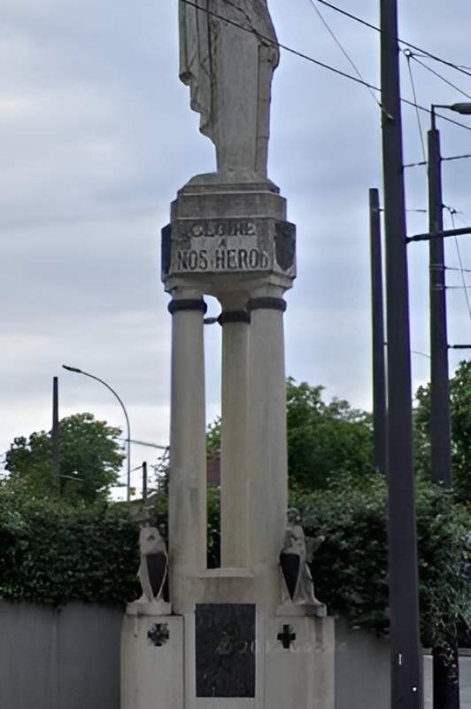Monument commémoratif Place Foch à entretenir