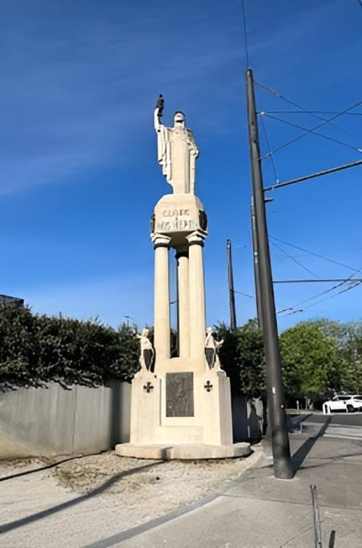 Monument commémoratif Place Foch bien entretenu Auvergne Rhône Alpes