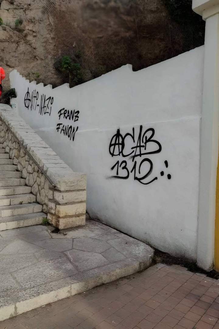 Mur clôture avec graffitis Auvergne Rhône Alpes