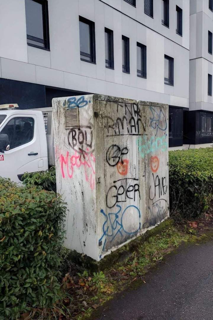 Petite structure technique métallique recouverte de graffitis multicolores Auvergne Rhône Alpes