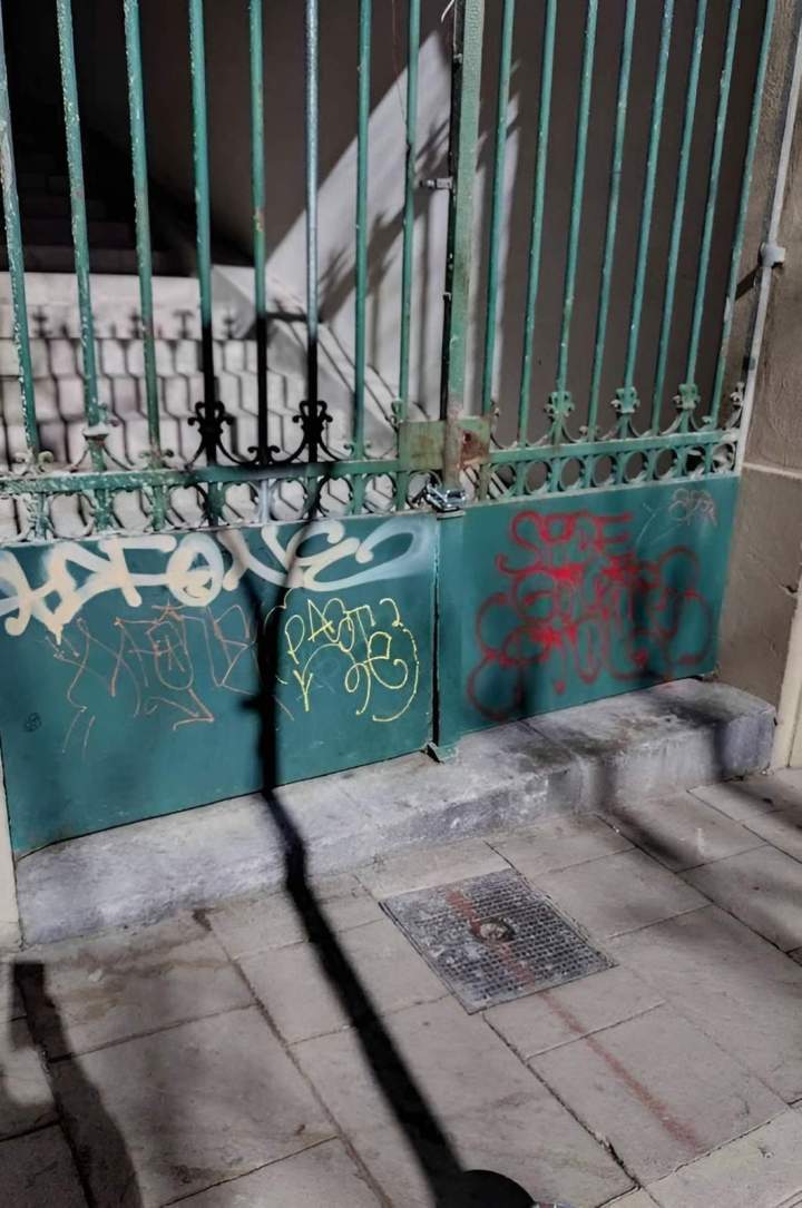 Portail métallique marqué de tags Auvergne Rhône Alpes