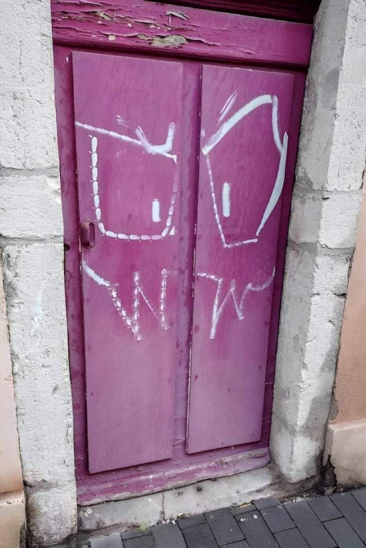 Porte en bois avec graffiti Auvergne Rhône Alpes