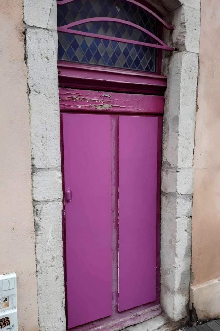 Porte en bois sans graffiti Auvergne Rhône Alpes