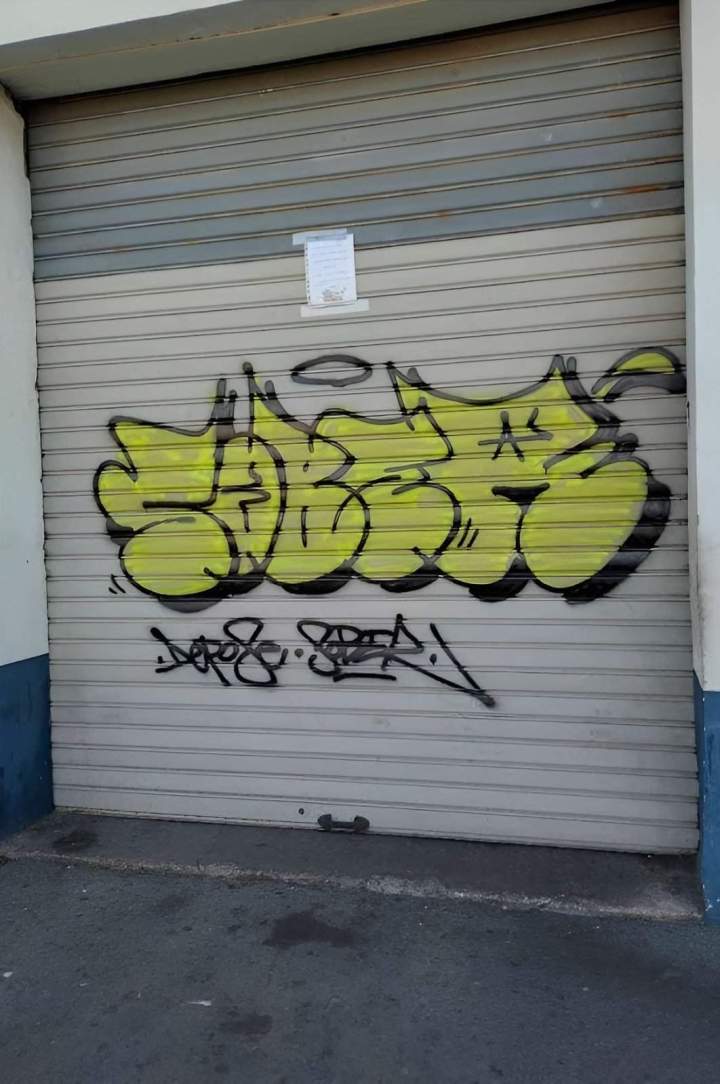 Porte métallique roulante avec graffiti