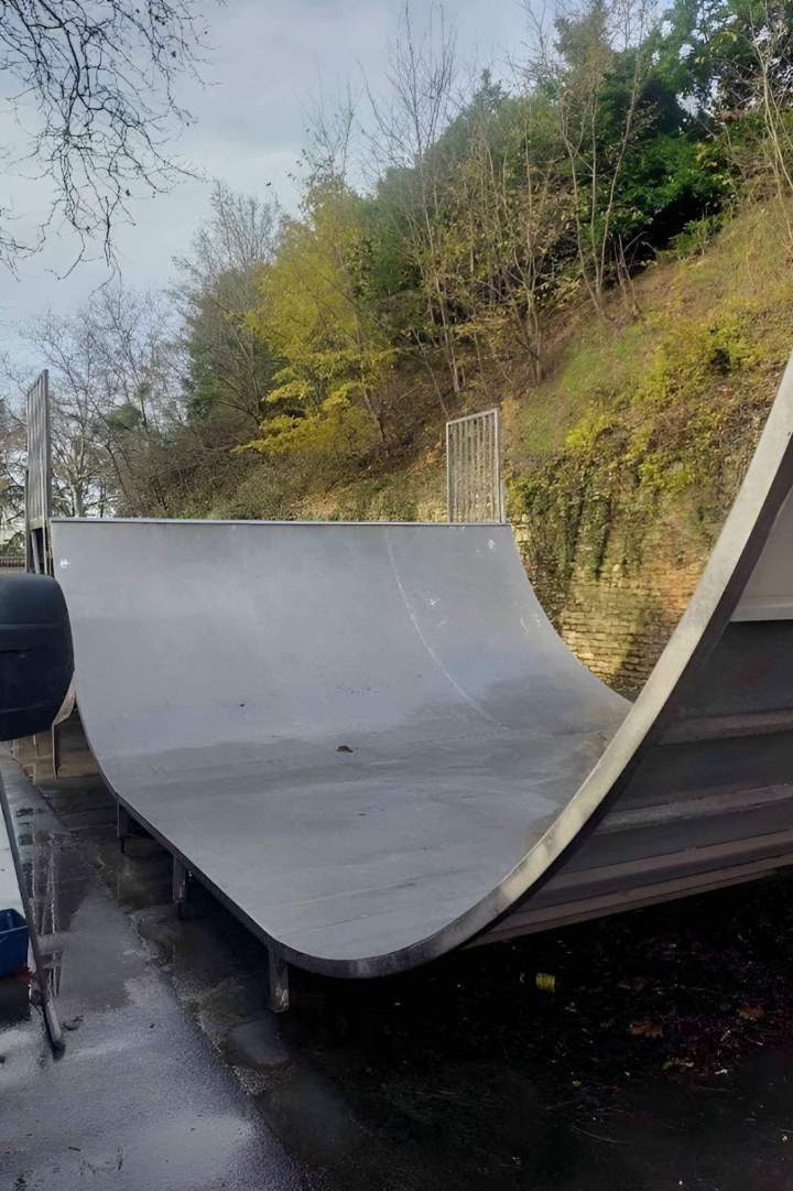 Rampe de skate en métal bien nettoyée Auvergne Rhône Alpes
