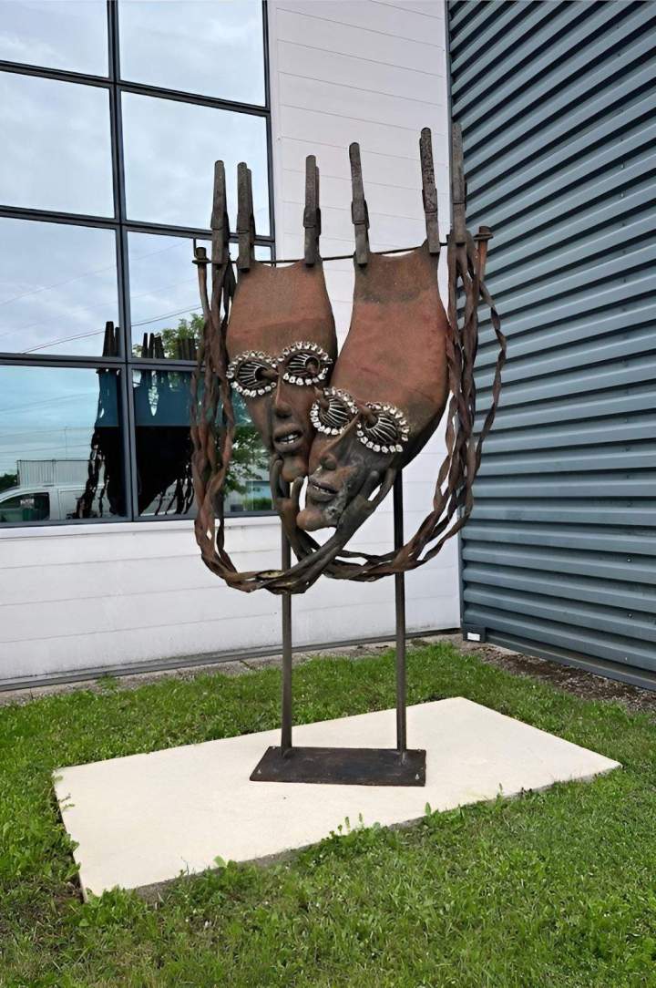 Sculpture contemporaine en métal à entretenir Auvergne Rhône Alpes