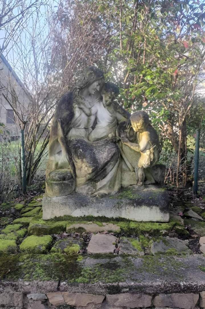 Statue Notre Dame du Foyer à Sainte Foy Auvergne Rhône Alpes