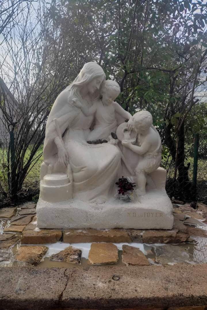 Statue Notre dame du Foyer à Sainte Foy bien entretenue Auvergne Rhône Alpes