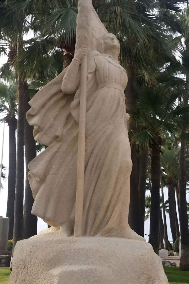 Statue commémorative soigneusement nettoyée Auvergne Rhône Alpes