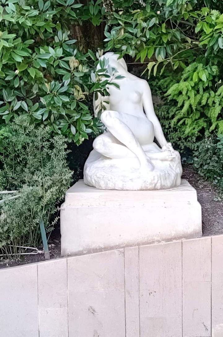 Statue en marbre blanc en bon état Auvergne Rhône Alpes