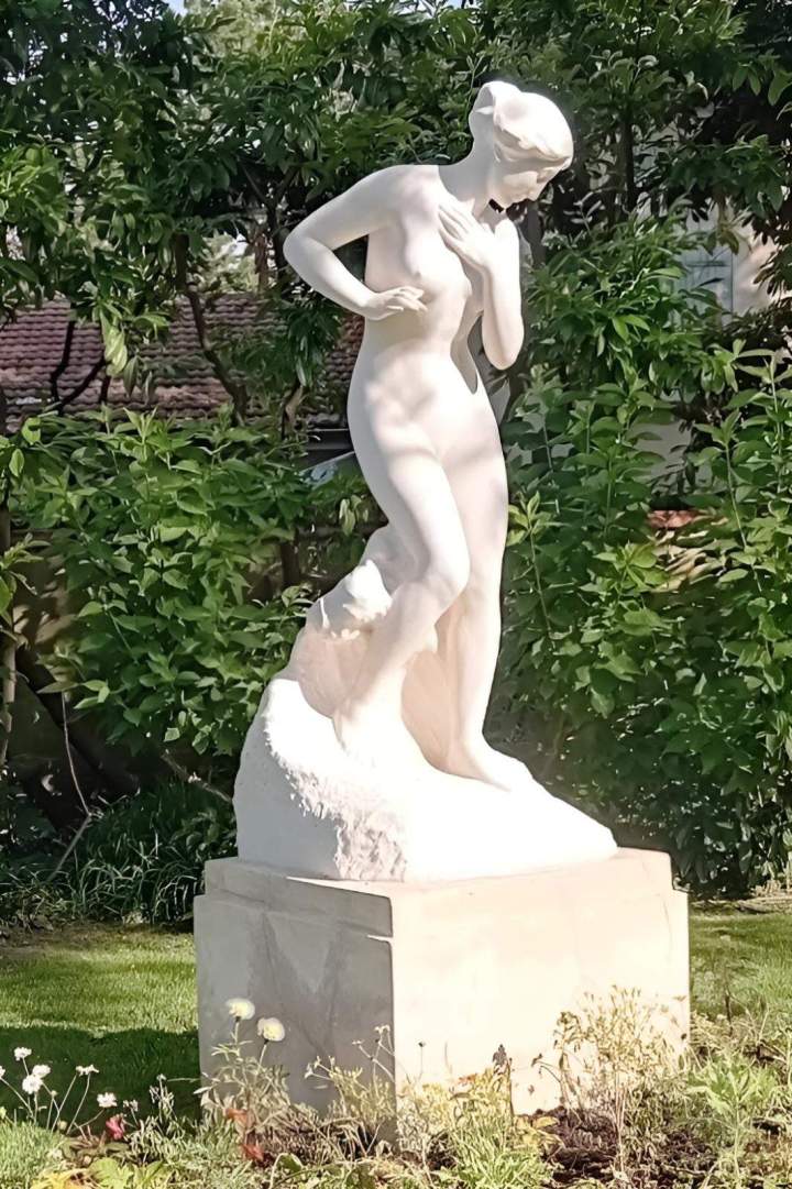 Statue figure féminine désencrassée France