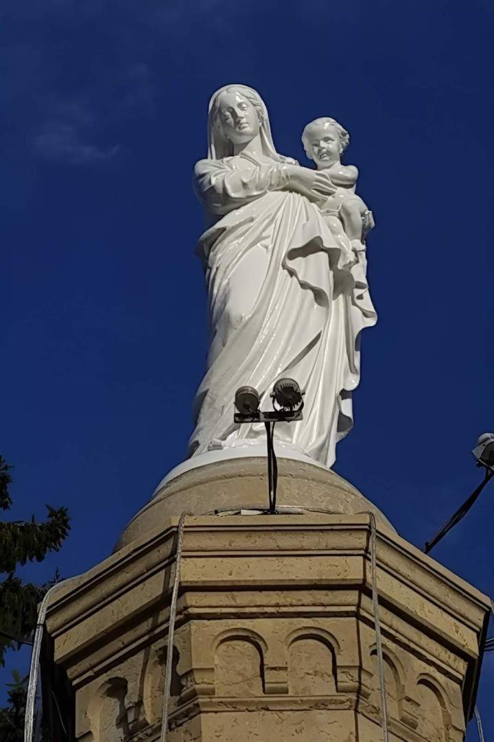 Statue madone avec l'Enfant bien entretenue Auvergne Rhône Alpes