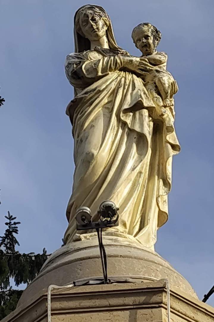 Statue madonne avec l'Enfant encrassée Auvergne Rhône Alpes