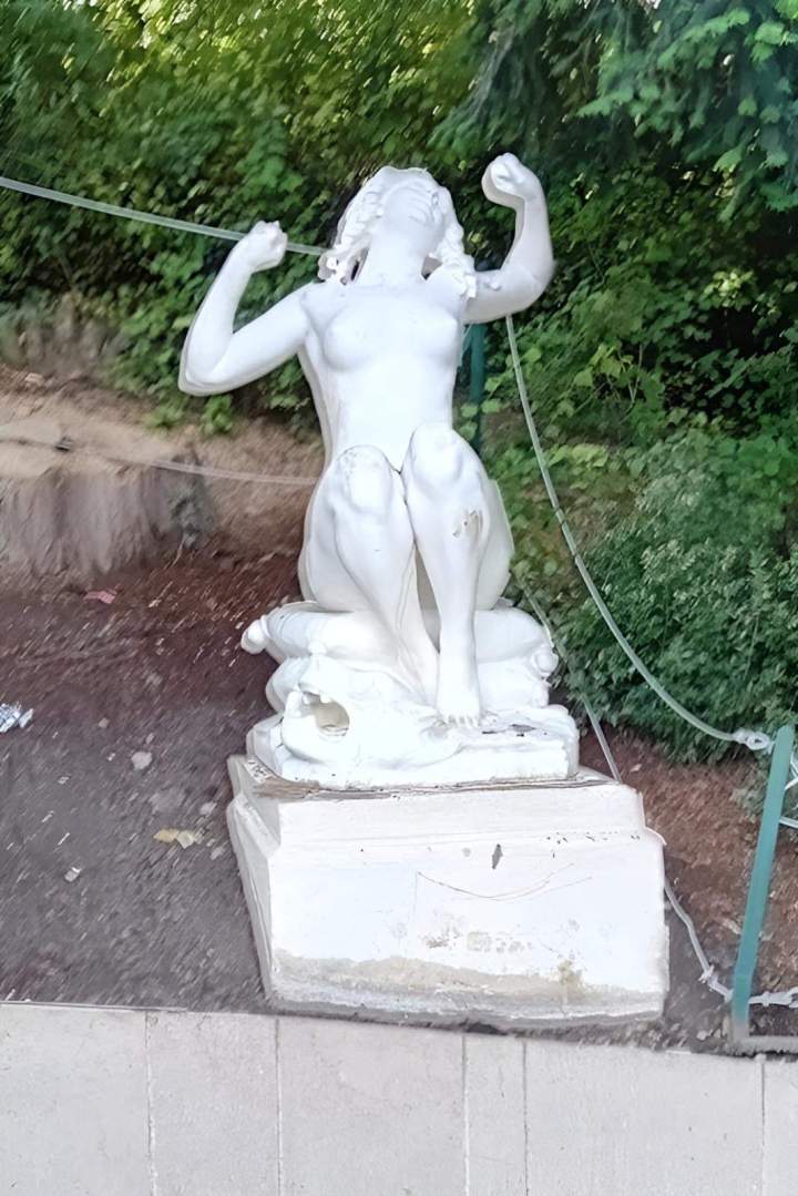 Statue maison alfort bien entretenue France